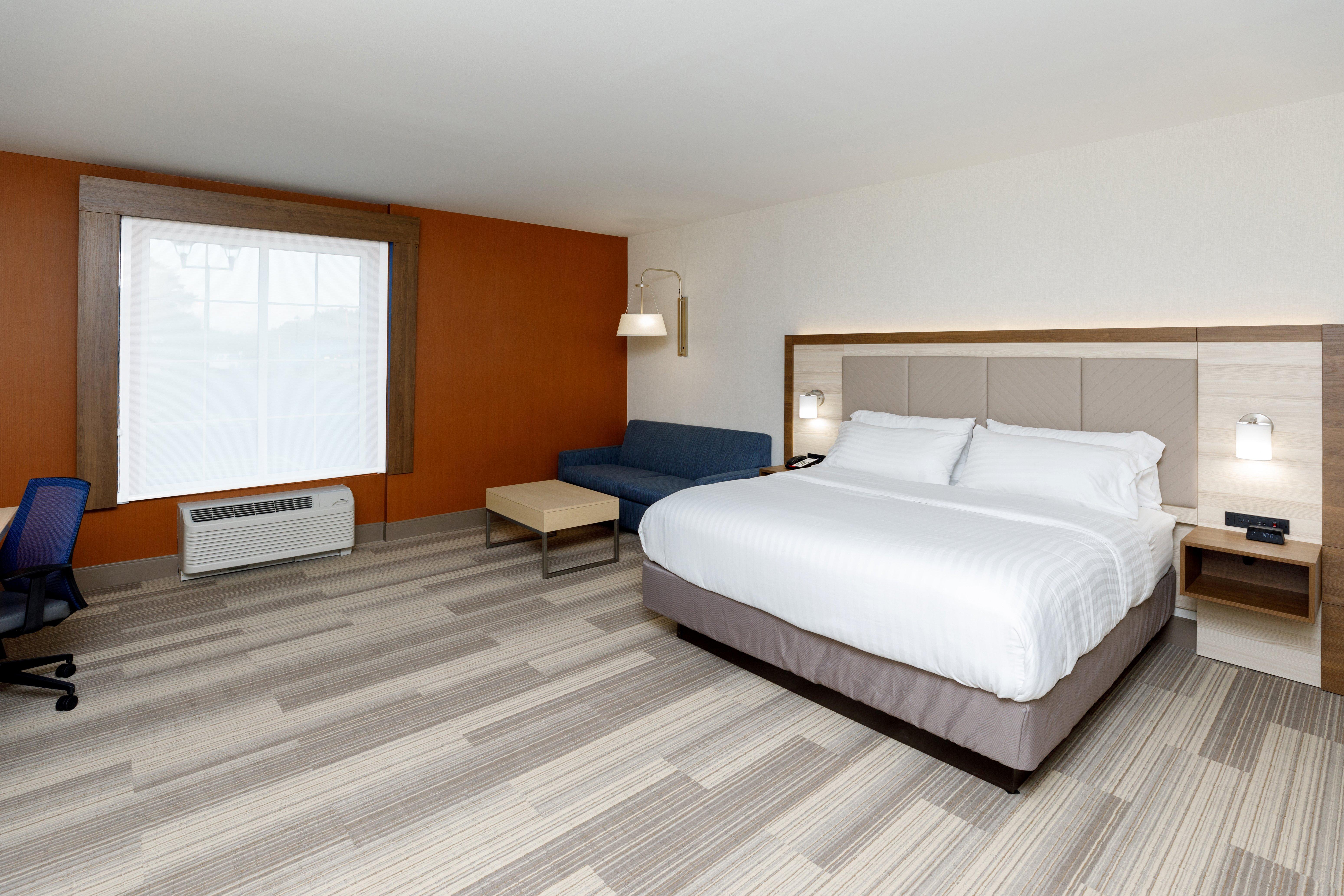 Holiday Inn Express & Suites - Sturbridge By Ihg Exterior photo