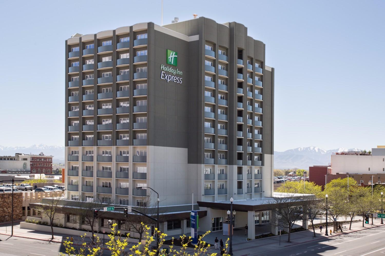 Holiday Inn Express & Suites - Sturbridge By Ihg Exterior photo