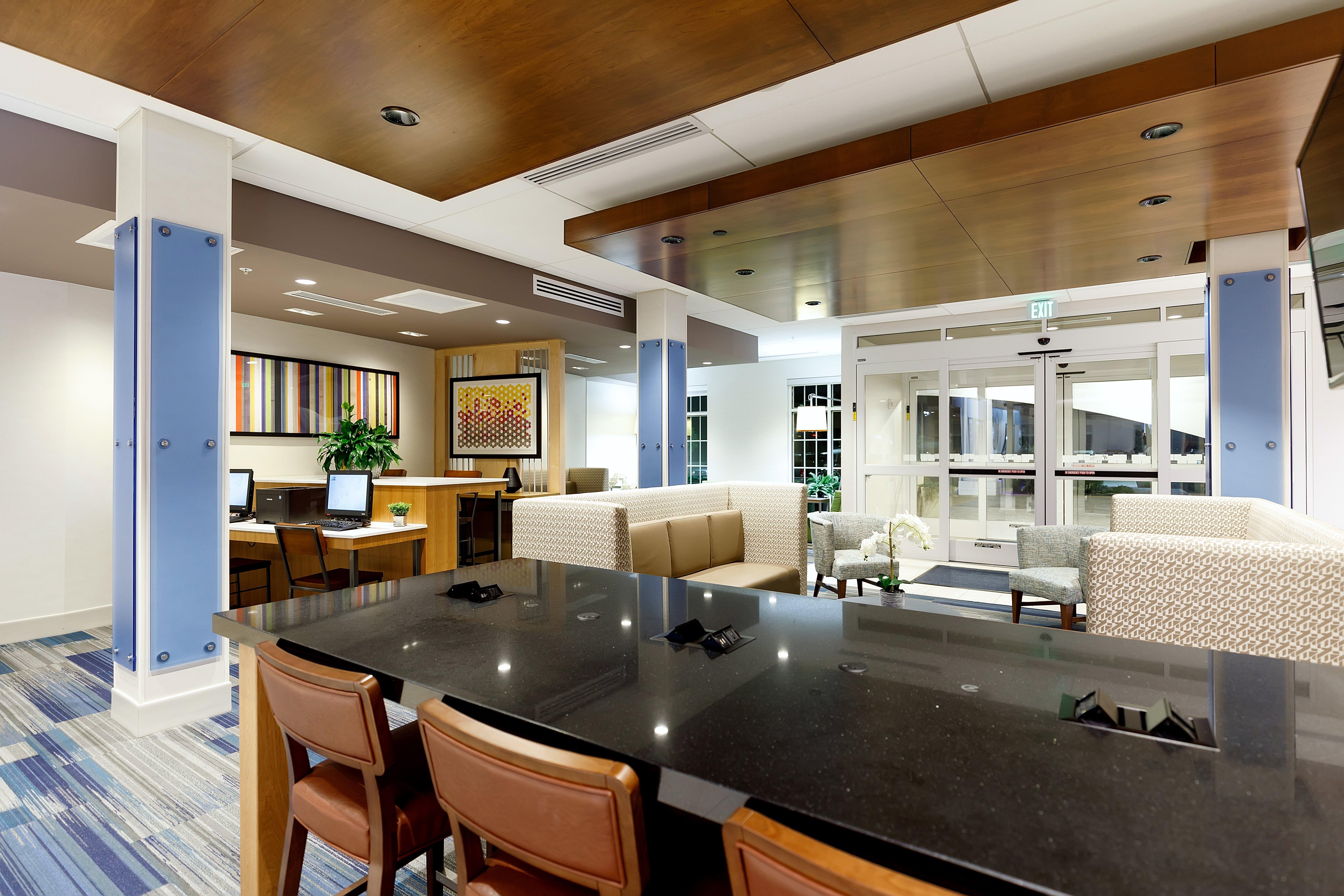 Holiday Inn Express & Suites - Sturbridge By Ihg Exterior photo