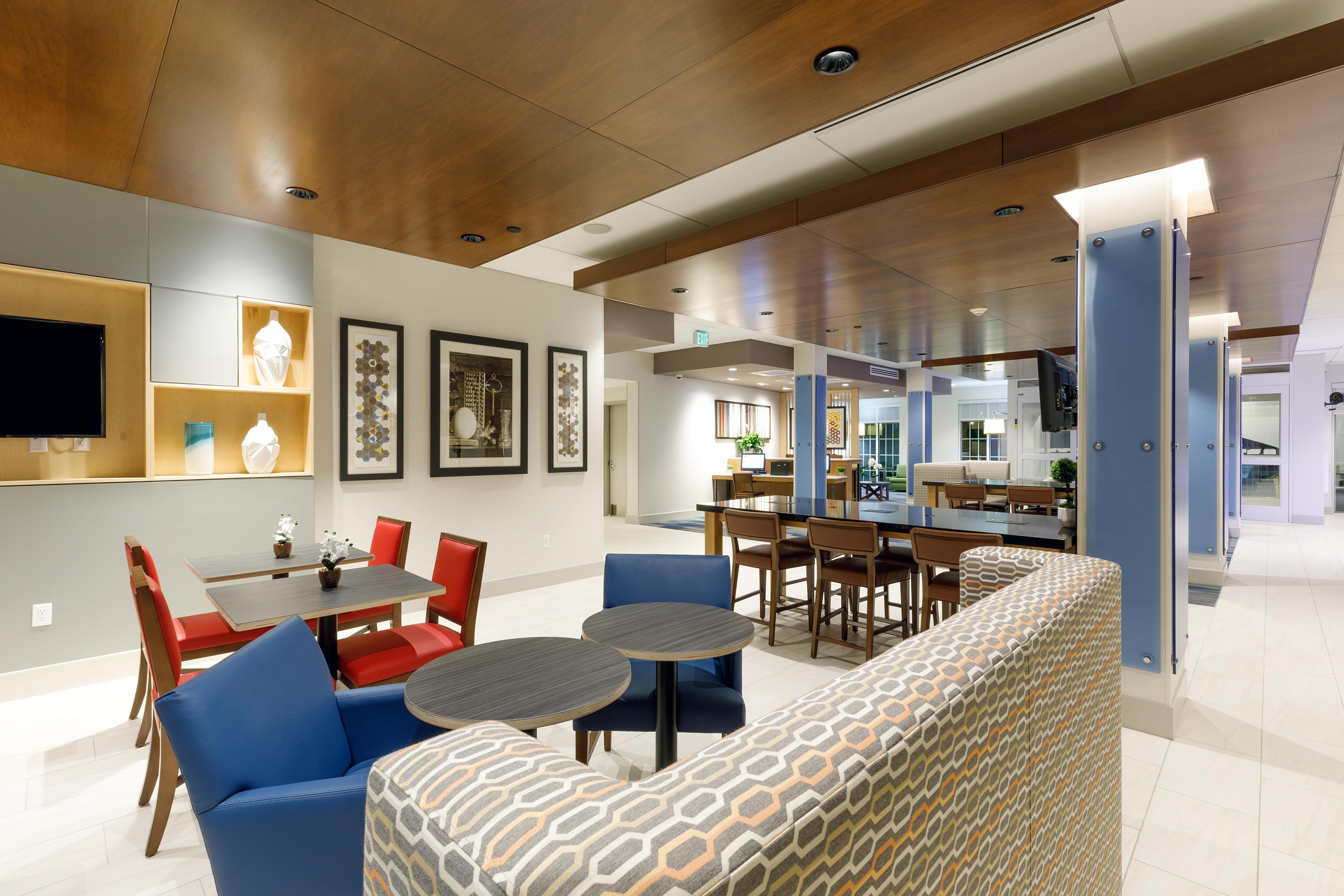 Holiday Inn Express & Suites - Sturbridge By Ihg Exterior photo
