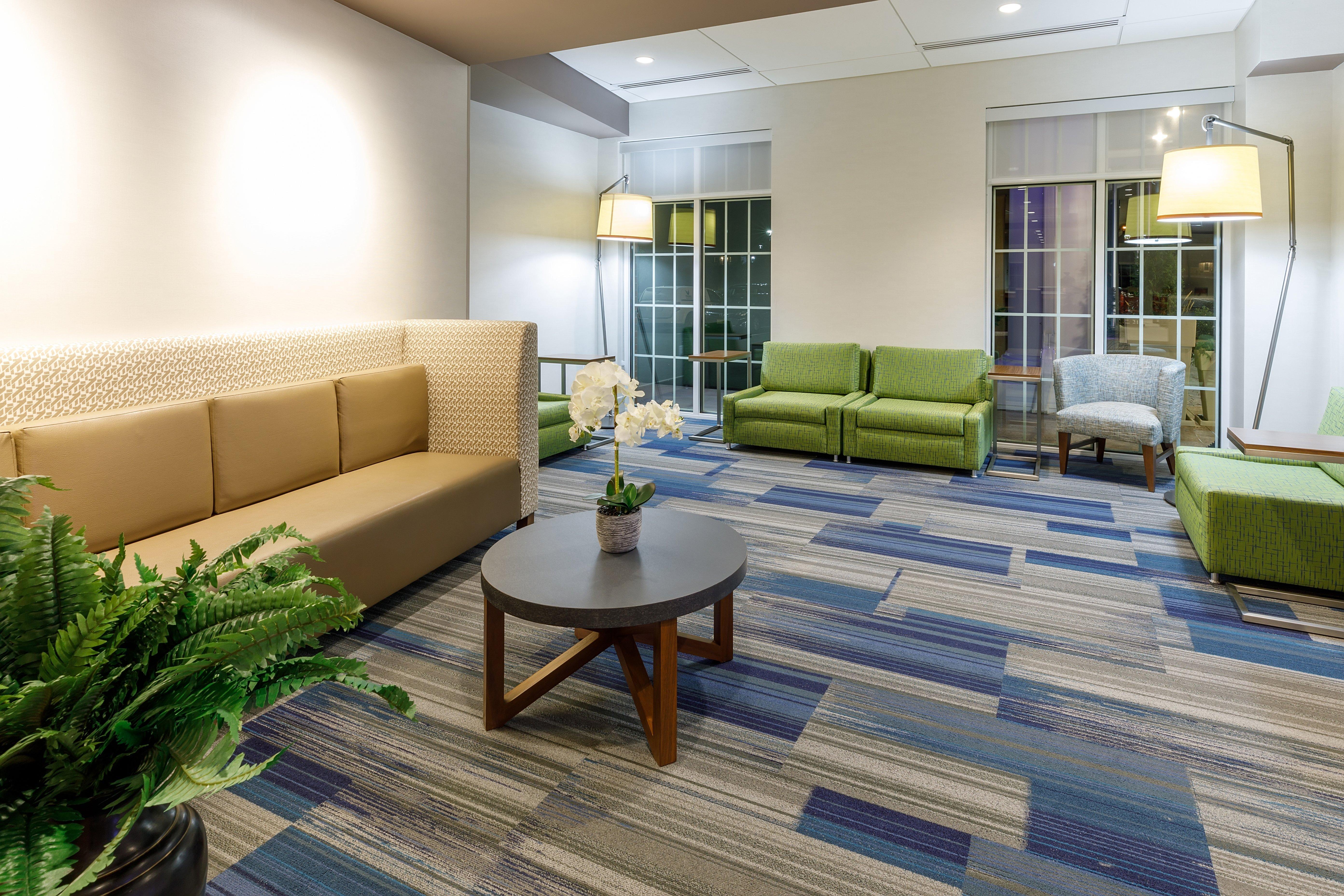 Holiday Inn Express & Suites - Sturbridge By Ihg Exterior photo