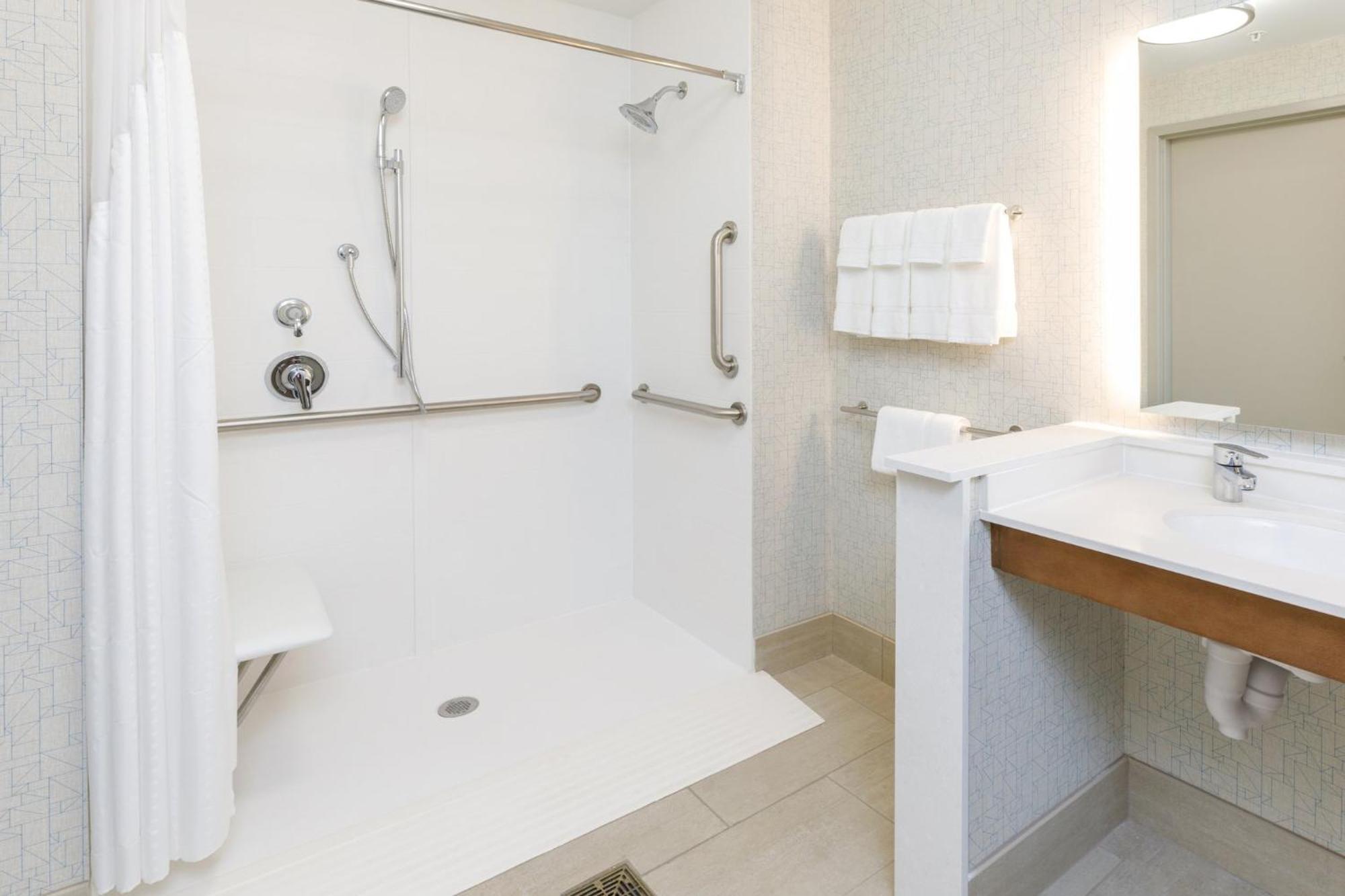 Holiday Inn Express & Suites - Sturbridge By Ihg Exterior photo