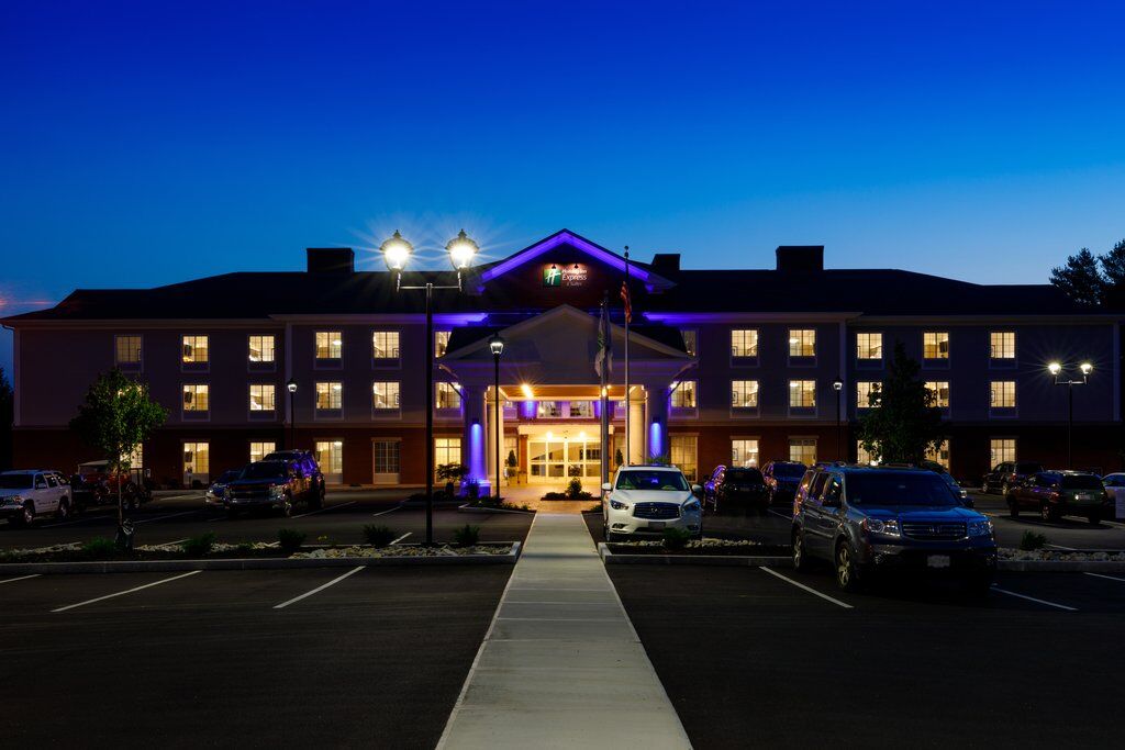 Holiday Inn Express & Suites - Sturbridge By Ihg Exterior photo